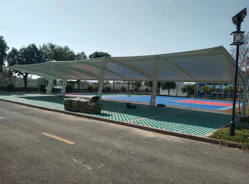 停車棚住人這種現象(xiàng)使人擔憂